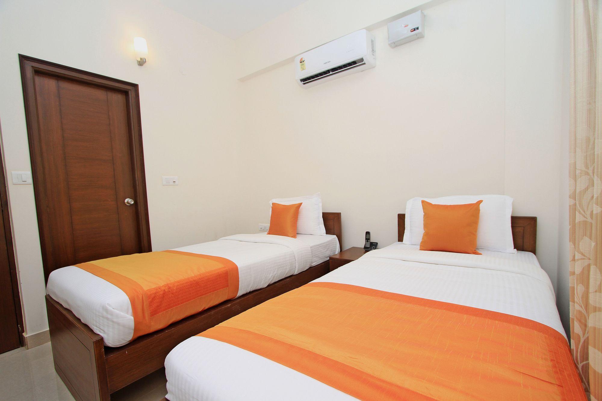 Готель Oyo 4797 Lulu Hospitality Yelahanka Екстер'єр фото