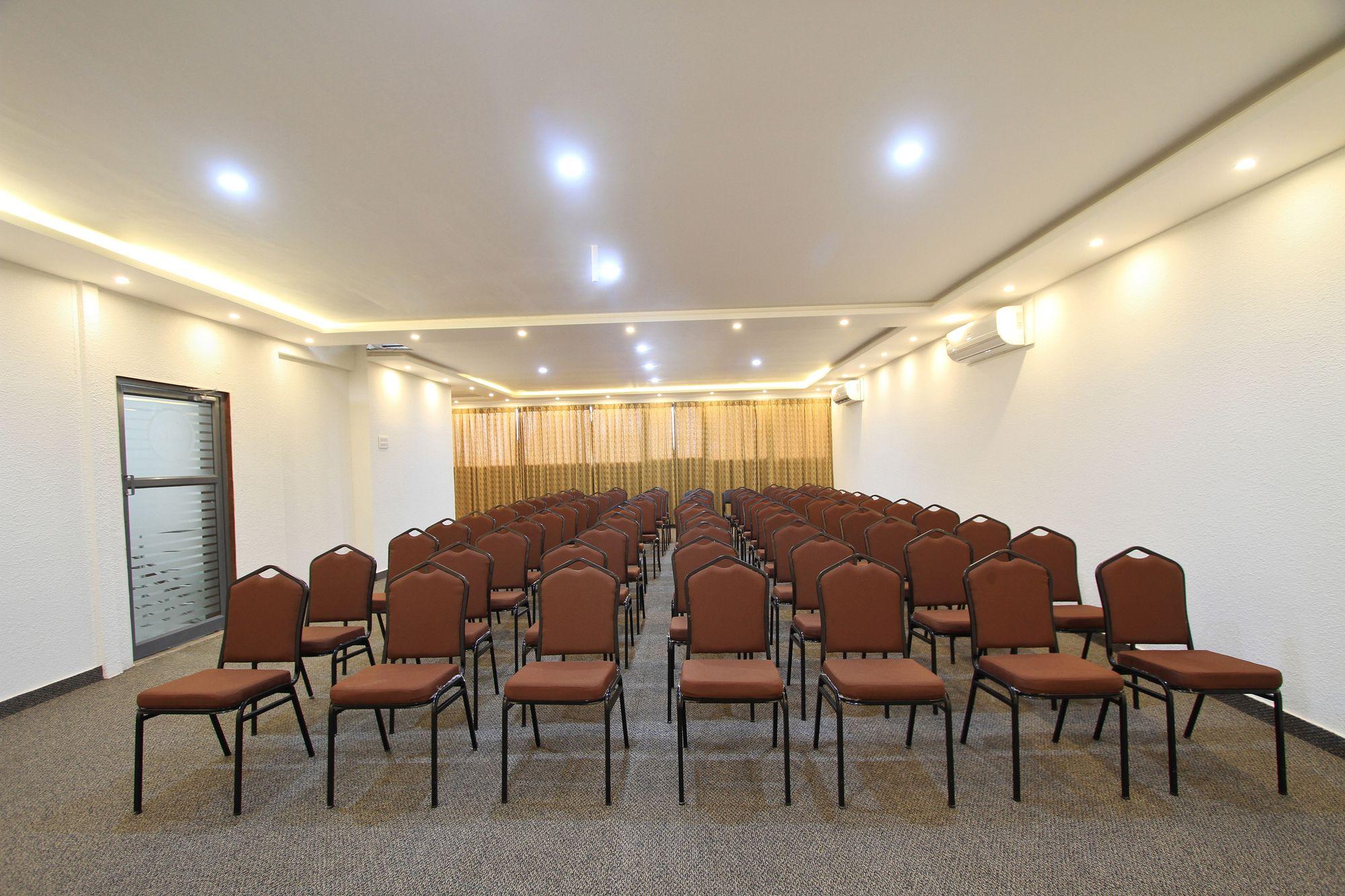 Готель Oyo 4797 Lulu Hospitality Yelahanka Екстер'єр фото
