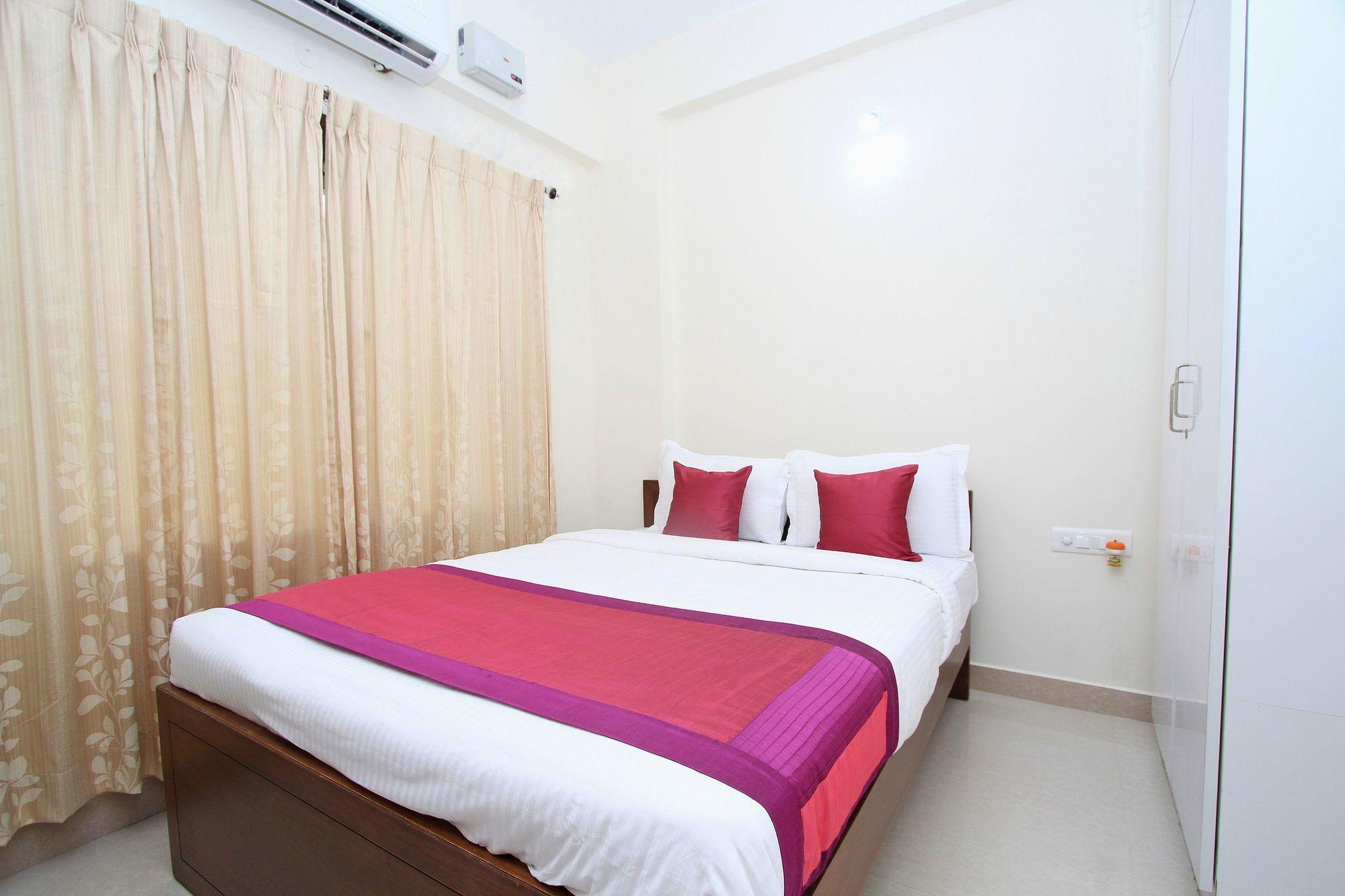 Готель Oyo 4797 Lulu Hospitality Yelahanka Екстер'єр фото