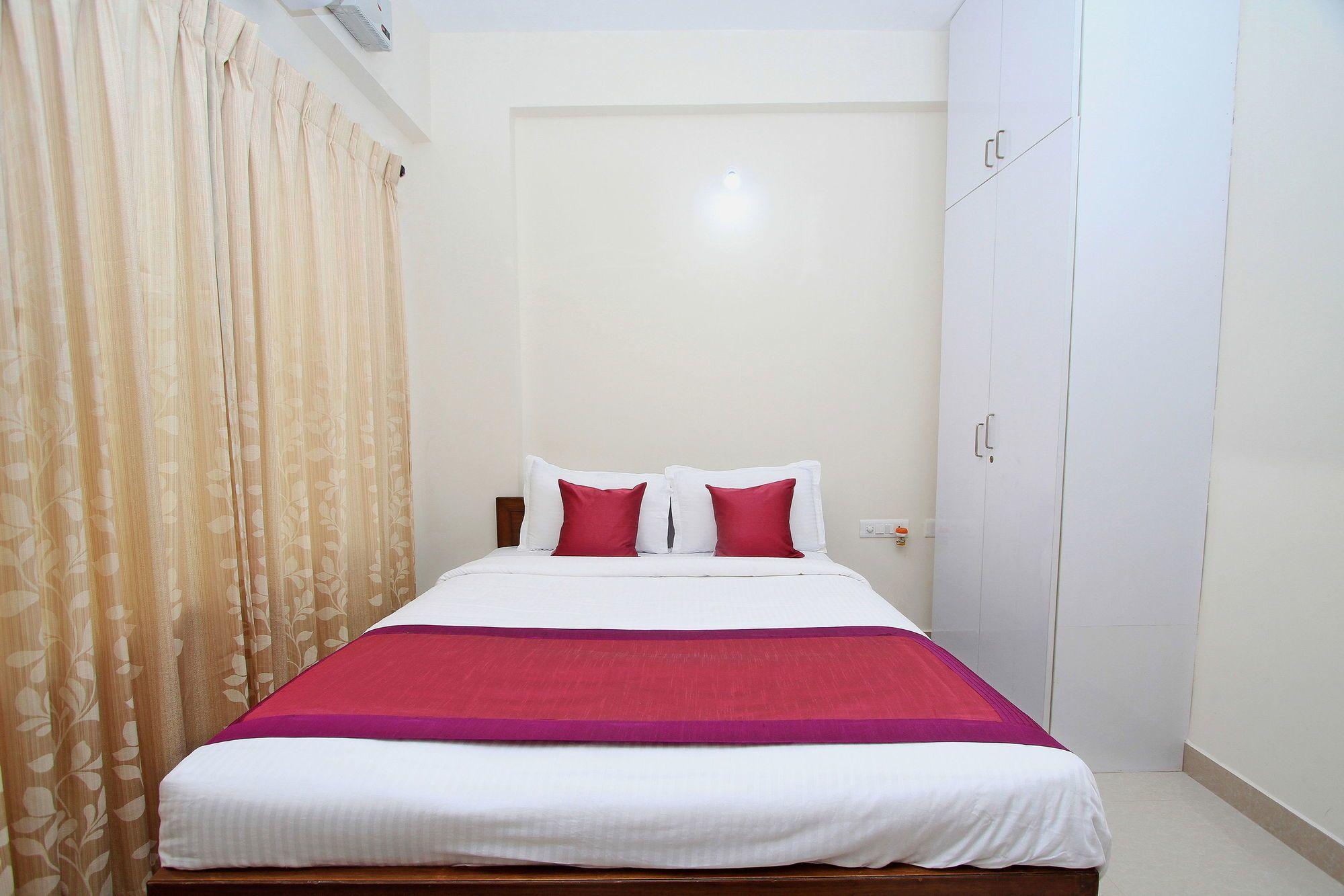 Готель Oyo 4797 Lulu Hospitality Yelahanka Екстер'єр фото