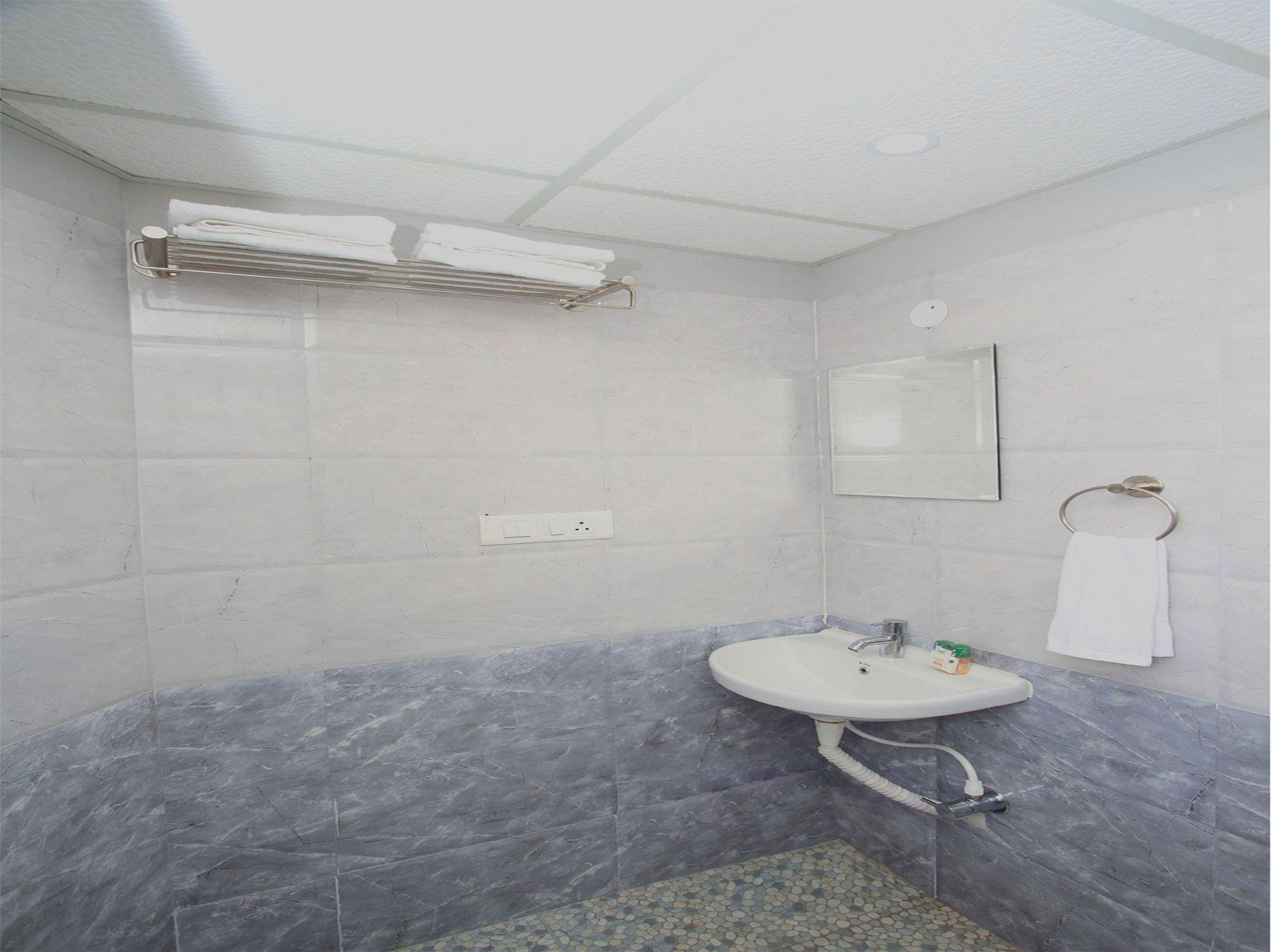 Готель Oyo 4797 Lulu Hospitality Yelahanka Екстер'єр фото